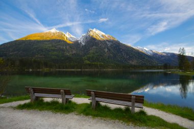 Hintersee Gölü'nün güzel sonbahar sahnesi. Avusturya sınırında Bavyera Alpleri renkli sabah görünümü, Almanya, Avrupa. Doğa kavramı arka plan güzelliği.