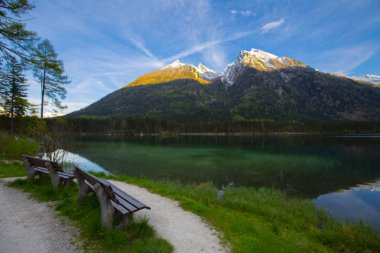Hintersee Gölü'nün güzel sonbahar sahnesi. Avusturya sınırında Bavyera Alpleri renkli sabah görünümü, Almanya, Avrupa. Doğa kavramı arka plan güzelliği.