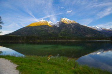 Hintersee Gölü'nün güzel sonbahar sahnesi. Avusturya sınırında Bavyera Alpleri renkli sabah görünümü, Almanya, Avrupa. Doğa kavramı arka plan güzelliği.