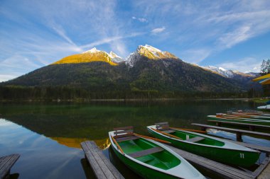 Hintersee Gölü'nün güzel sonbahar sahnesi. Avusturya sınırında Bavyera Alpleri renkli sabah görünümü, Almanya, Avrupa. Doğa kavramı arka plan güzelliği.
