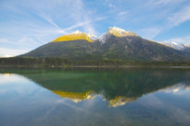 Hintersee Gölü'nün güzel sonbahar sahnesi. Avusturya sınırında Bavyera Alpleri renkli sabah görünümü, Almanya, Avrupa. Doğa kavramı arka plan güzelliği.
