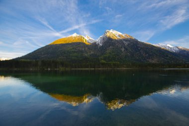 Hintersee Gölü'nün güzel sonbahar sahnesi. Avusturya sınırında Bavyera Alpleri renkli sabah görünümü, Almanya, Avrupa. Doğa kavramı arka plan güzelliği.