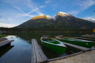 Hintersee Gölü'nün güzel sonbahar sahnesi. Avusturya sınırında Bavyera Alpleri renkli sabah görünümü, Almanya, Avrupa. Doğa kavramı arka plan güzelliği.