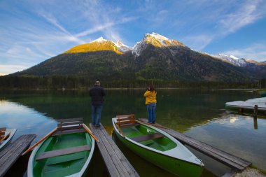 Hintersee Gölü'nün güzel sonbahar sahnesi. Avusturya sınırında Bavyera Alpleri renkli sabah görünümü, Almanya, Avrupa. Doğa kavramı arka plan güzelliği.