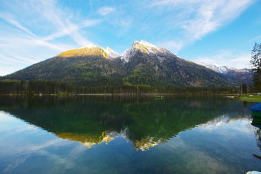 Hintersee Gölü'nün güzel sonbahar sahnesi. Avusturya sınırında Bavyera Alpleri renkli sabah görünümü, Almanya, Avrupa. Doğa kavramı arka plan güzelliği.