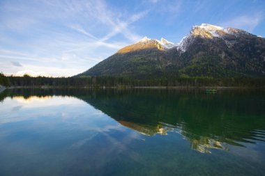 Hintersee Gölü'nün güzel sonbahar sahnesi. Avusturya sınırında Bavyera Alpleri renkli sabah görünümü, Almanya, Avrupa. Doğa kavramı arka plan güzelliği.
