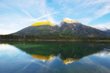 Hintersee Gölü'nün güzel sonbahar sahnesi. Avusturya sınırında Bavyera Alpleri renkli sabah görünümü, Almanya, Avrupa. Doğa kavramı arka plan güzelliği.