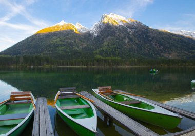Hintersee Gölü'nün güzel sonbahar sahnesi. Avusturya sınırında Bavyera Alpleri renkli sabah görünümü, Almanya, Avrupa. Doğa kavramı arka plan güzelliği.