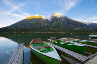 Hintersee Gölü'nün güzel sonbahar sahnesi. Avusturya sınırında Bavyera Alpleri renkli sabah görünümü, Almanya, Avrupa. Doğa kavramı arka plan güzelliği.