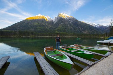 Hintersee Gölü'nün güzel sonbahar sahnesi. Avusturya sınırında Bavyera Alpleri renkli sabah görünümü, Almanya, Avrupa. Doğa kavramı arka plan güzelliği.