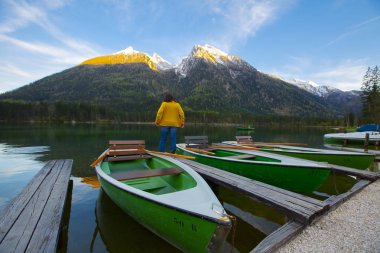 Hintersee Gölü'nün güzel sonbahar sahnesi. Avusturya sınırında Bavyera Alpleri renkli sabah görünümü, Almanya, Avrupa. Doğa kavramı arka plan güzelliği.