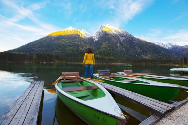 Hintersee Gölü'nün güzel sonbahar sahnesi. Avusturya sınırında Bavyera Alpleri renkli sabah görünümü, Almanya, Avrupa. Doğa kavramı arka plan güzelliği.