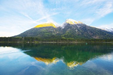 Hintersee Gölü'nün güzel sonbahar sahnesi. Avusturya sınırında Bavyera Alpleri renkli sabah görünümü, Almanya, Avrupa. Doğa kavramı arka plan güzelliği.