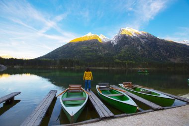 Hintersee Gölü'nün güzel sonbahar sahnesi. Avusturya sınırında Bavyera Alpleri renkli sabah görünümü, Almanya, Avrupa. Doğa kavramı arka plan güzelliği.