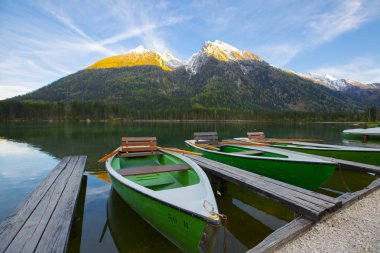 Hintersee Gölü'nün güzel sonbahar sahnesi. Avusturya sınırında Bavyera Alpleri renkli sabah görünümü, Almanya, Avrupa. Doğa kavramı arka plan güzelliği.