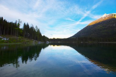 Hintersee Gölü'nün güzel sonbahar sahnesi. Avusturya sınırında Bavyera Alpleri renkli sabah görünümü, Almanya, Avrupa. Doğa kavramı arka plan güzelliği.