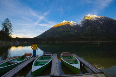 Hintersee Gölü'nün güzel sonbahar sahnesi. Avusturya sınırında Bavyera Alpleri renkli sabah görünümü, Almanya, Avrupa. Doğa kavramı arka plan güzelliği.