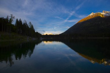 Hintersee Gölü'nün güzel sonbahar sahnesi. Avusturya sınırında Bavyera Alpleri renkli sabah görünümü, Almanya, Avrupa. Doğa kavramı arka plan güzelliği.