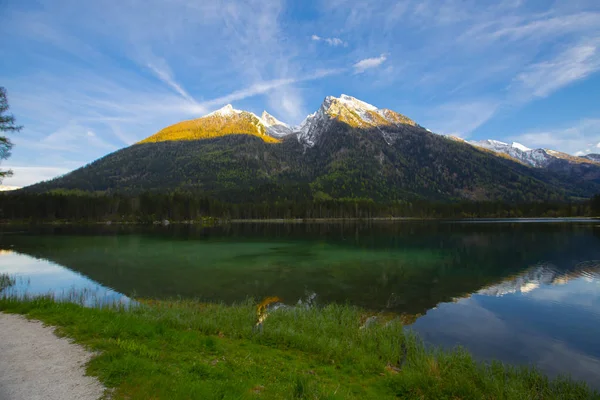 Hintersee Gölü'nün güzel sonbahar sahnesi. Avusturya sınırında Bavyera Alpleri renkli sabah görünümü, Almanya, Avrupa. Doğa kavramı arka plan güzelliği.