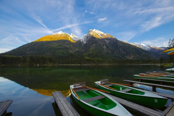 Hintersee Gölü'nün güzel sonbahar sahnesi. Avusturya sınırında Bavyera Alpleri renkli sabah görünümü, Almanya, Avrupa. Doğa kavramı arka plan güzelliği.