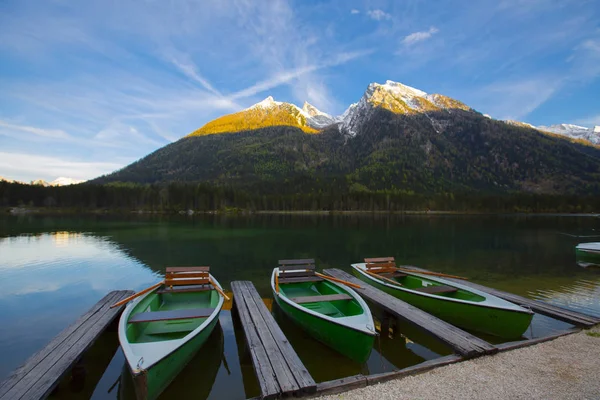 Hintersee Gölü'nün güzel sonbahar sahnesi. Avusturya sınırında Bavyera Alpleri renkli sabah görünümü, Almanya, Avrupa. Doğa kavramı arka plan güzelliği.