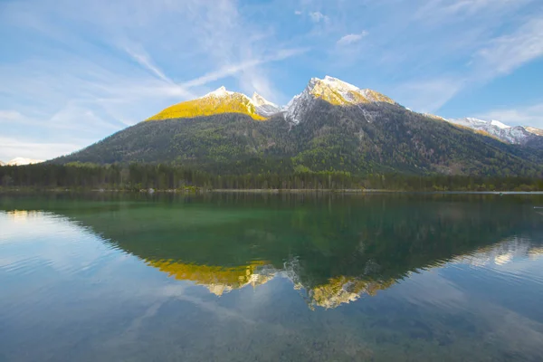 Hintersee Gölü'nün güzel sonbahar sahnesi. Avusturya sınırında Bavyera Alpleri renkli sabah görünümü, Almanya, Avrupa. Doğa kavramı arka plan güzelliği.