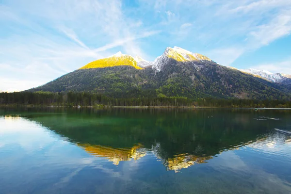 Hintersee Gölü'nün güzel sonbahar sahnesi. Avusturya sınırında Bavyera Alpleri renkli sabah görünümü, Almanya, Avrupa. Doğa kavramı arka plan güzelliği.