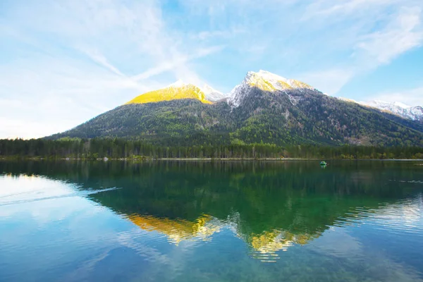 Hintersee Gölü'nün güzel sonbahar sahnesi. Avusturya sınırında Bavyera Alpleri renkli sabah görünümü, Almanya, Avrupa. Doğa kavramı arka plan güzelliği.