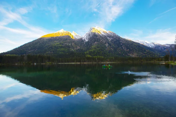 Hintersee Gölü'nün güzel sonbahar sahnesi. Avusturya sınırında Bavyera Alpleri renkli sabah görünümü, Almanya, Avrupa. Doğa kavramı arka plan güzelliği.
