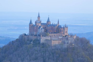Hohenzollern Kalesi Swabian Alpleri'nde - Baden Wurttemberg, Almanya görünümünü