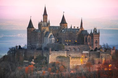Gün doğumunda Hohenzollern Kalesi, Baden-Wuerttemberg, Almanya