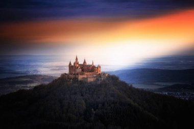 Gün doğumunda Hohenzollern Kalesi, Baden-Wuerttemberg, Almanya