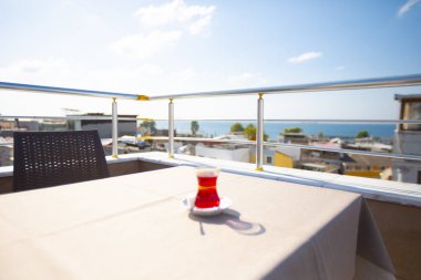 Siyah çay ve manzara / Beyaz ince bardak.