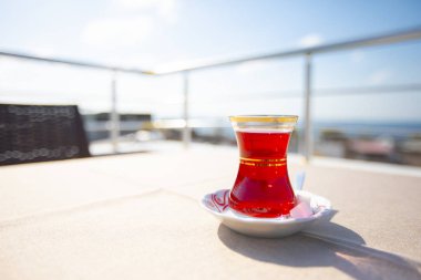 Siyah çay ve manzara / Beyaz ince bardak.
