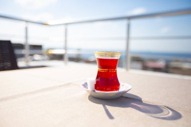 Siyah çay ve manzara / Beyaz ince bardak.