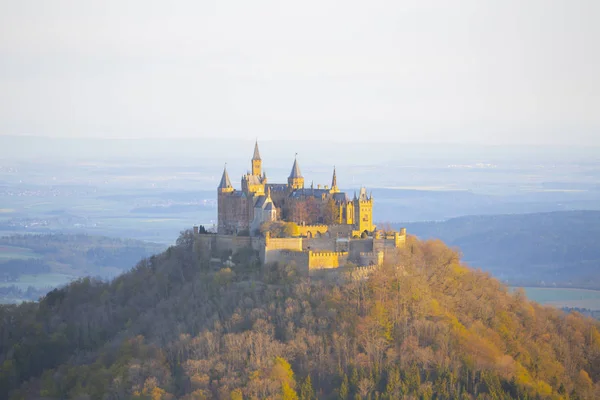 在施瓦本阿尔卑斯 德国巴登 符腾堡州的霍亨索伦城堡的视图 — 图库照片