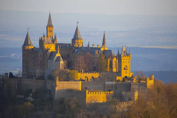 Hohenzollern Kalesi Swabian Alpleri'nde - Baden Wurttemberg, Almanya görünümünü