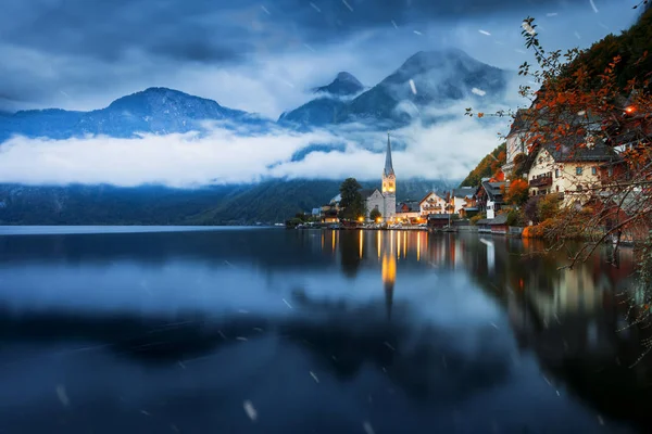 Klasik kartpostal görünümü ile yolcu Alpleri'nde ünlü Hallstatt lakeside şehrin gemi güzel soğuk güneşli bir mavi gökyüzü ve bulutlar ile kış, Salzkammergut bölge, Avusturya