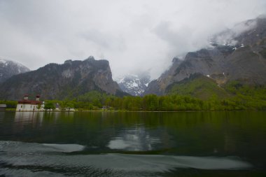 Yazın güneşli bir günde dünyaca ünlü Sankt Bartholomae hac kilisesi ve Watzmann Dağı ile Konigssee Gölü 'nün klasik panoramik manzarası, Berchtesgadener Toprakları, Bavyera, Almanya
