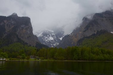 Yazın güneşli bir günde dünyaca ünlü Sankt Bartholomae hac kilisesi ve Watzmann Dağı ile Konigssee Gölü 'nün klasik panoramik manzarası, Berchtesgadener Toprakları, Bavyera, Almanya