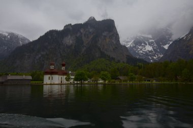Yazın güneşli bir günde dünyaca ünlü Sankt Bartholomae hac kilisesi ve Watzmann Dağı ile Konigssee Gölü 'nün klasik panoramik manzarası, Berchtesgadener Toprakları, Bavyera, Almanya