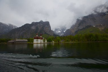 Yazın güneşli bir günde dünyaca ünlü Sankt Bartholomae hac kilisesi ve Watzmann Dağı ile Konigssee Gölü 'nün klasik panoramik manzarası, Berchtesgadener Toprakları, Bavyera, Almanya