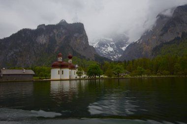 Yazın güneşli bir günde dünyaca ünlü Sankt Bartholomae hac kilisesi ve Watzmann Dağı ile Konigssee Gölü 'nün klasik panoramik manzarası, Berchtesgadener Toprakları, Bavyera, Almanya