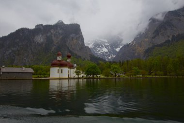Yazın güneşli bir günde dünyaca ünlü Sankt Bartholomae hac kilisesi ve Watzmann Dağı ile Konigssee Gölü 'nün klasik panoramik manzarası, Berchtesgadener Toprakları, Bavyera, Almanya