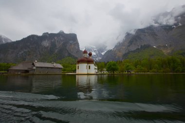 Yazın güneşli bir günde dünyaca ünlü Sankt Bartholomae hac kilisesi ve Watzmann Dağı ile Konigssee Gölü 'nün klasik panoramik manzarası, Berchtesgadener Toprakları, Bavyera, Almanya