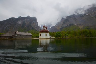 Yazın güneşli bir günde dünyaca ünlü Sankt Bartholomae hac kilisesi ve Watzmann Dağı ile Konigssee Gölü 'nün klasik panoramik manzarası, Berchtesgadener Toprakları, Bavyera, Almanya