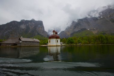 Yazın güneşli bir günde dünyaca ünlü Sankt Bartholomae hac kilisesi ve Watzmann Dağı ile Konigssee Gölü 'nün klasik panoramik manzarası, Berchtesgadener Toprakları, Bavyera, Almanya