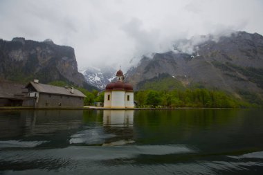 Yazın güneşli bir günde dünyaca ünlü Sankt Bartholomae hac kilisesi ve Watzmann Dağı ile Konigssee Gölü 'nün klasik panoramik manzarası, Berchtesgadener Toprakları, Bavyera, Almanya
