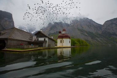 Yazın güneşli bir günde dünyaca ünlü Sankt Bartholomae hac kilisesi ve Watzmann Dağı ile Konigssee Gölü 'nün klasik panoramik manzarası, Berchtesgadener Toprakları, Bavyera, Almanya