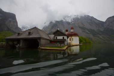 Yazın güneşli bir günde dünyaca ünlü Sankt Bartholomae hac kilisesi ve Watzmann Dağı ile Konigssee Gölü 'nün klasik panoramik manzarası, Berchtesgadener Toprakları, Bavyera, Almanya